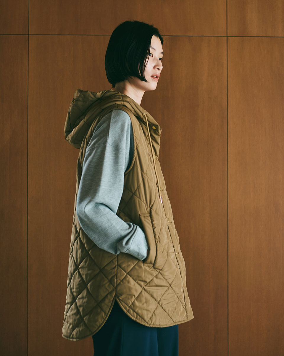 新品　セシカ　おしゃれフード付きベストグレー箔加工　サイズ４０　¥42900 新品 セシカ おしゃれフード付きベストグレー箔加工 サイズ40